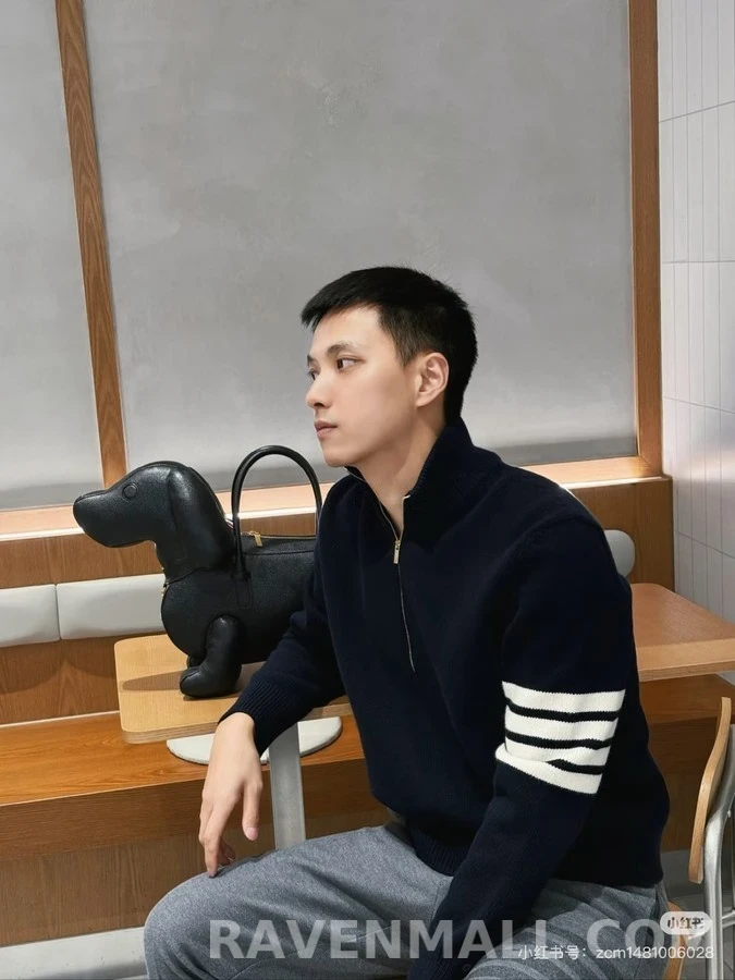 톰브라운 톰브라운 사선 스트라이프 하프 집업 니트 상세 이미지