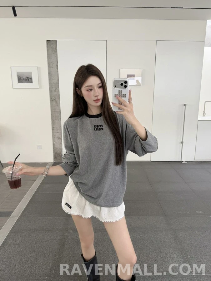 미우미우 미우미우 로고 패치 긴팔 티셔츠 상세 이미지
