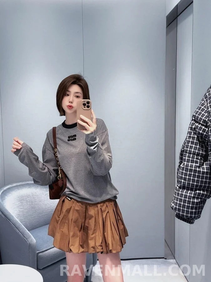 미우미우 미우미우 로고 패치 긴팔 티셔츠 상세 이미지