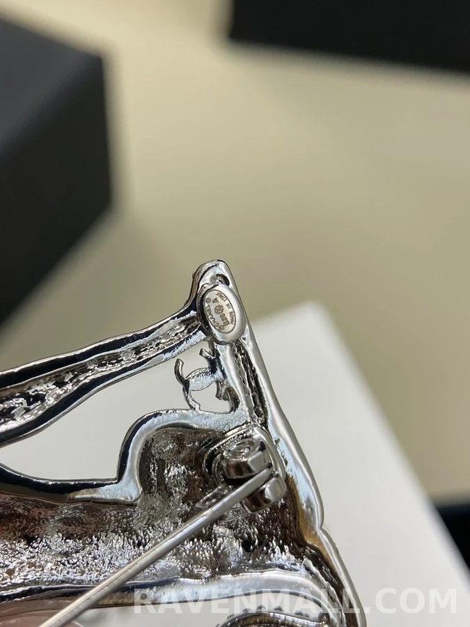 샤넬 샤넬 크리스탈 스팟 그레이하운드 브로치 상세 이미지