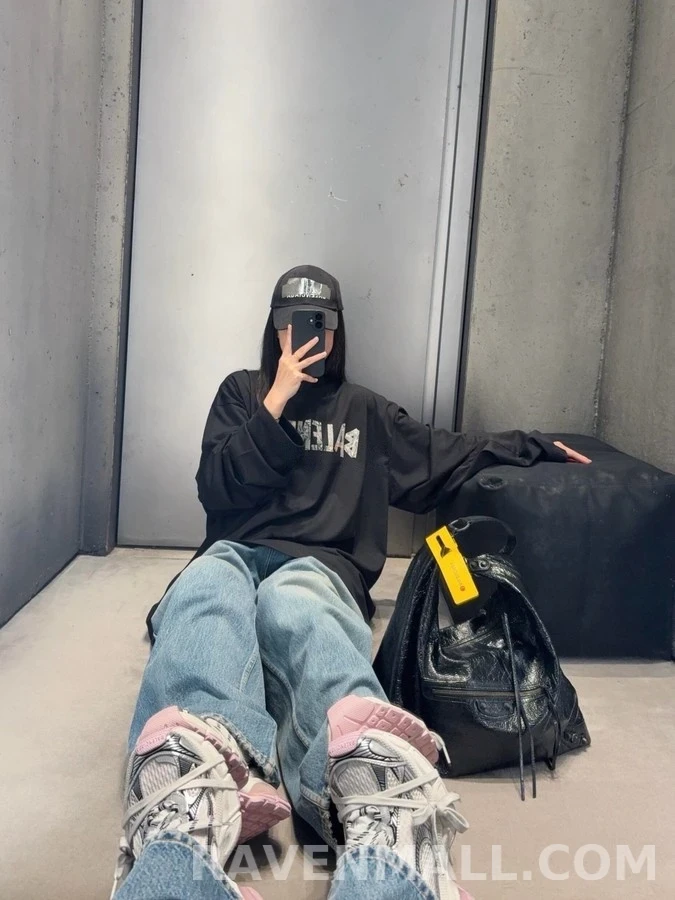 발렌시아가 발렌시아가 테이프 그래피티 로고 긴팔 티셔츠 상세 이미지