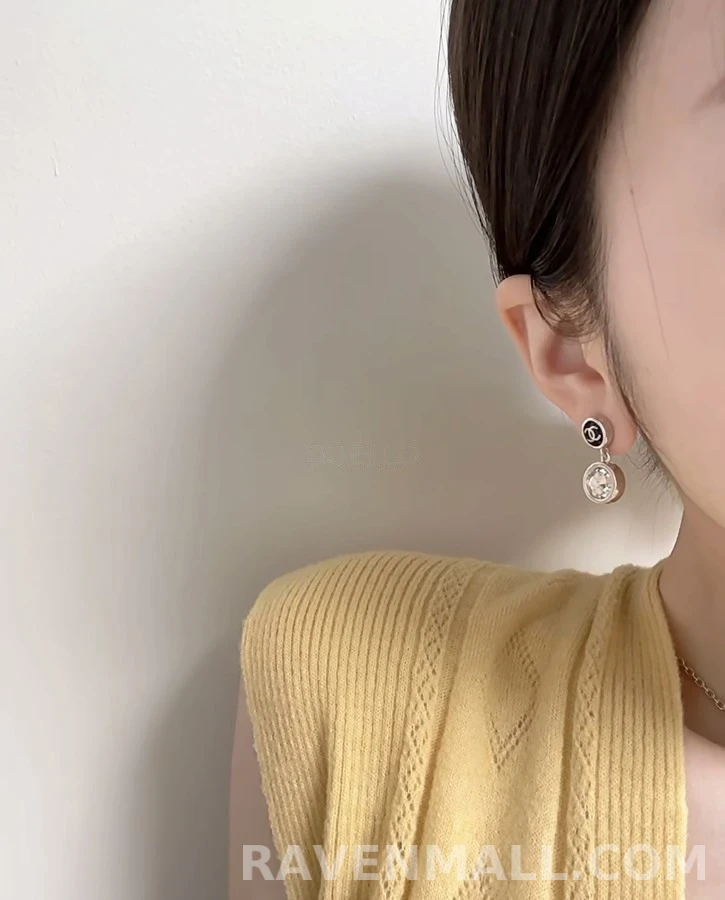 샤넬 샤넬 더블 C 에나멜 크리스탈 드롭 귀걸이 상세 이미지