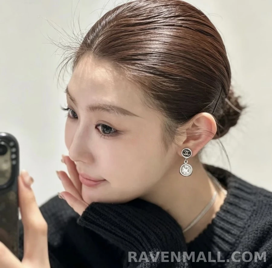 샤넬 샤넬 더블 C 에나멜 크리스탈 드롭 귀걸이 상세 이미지