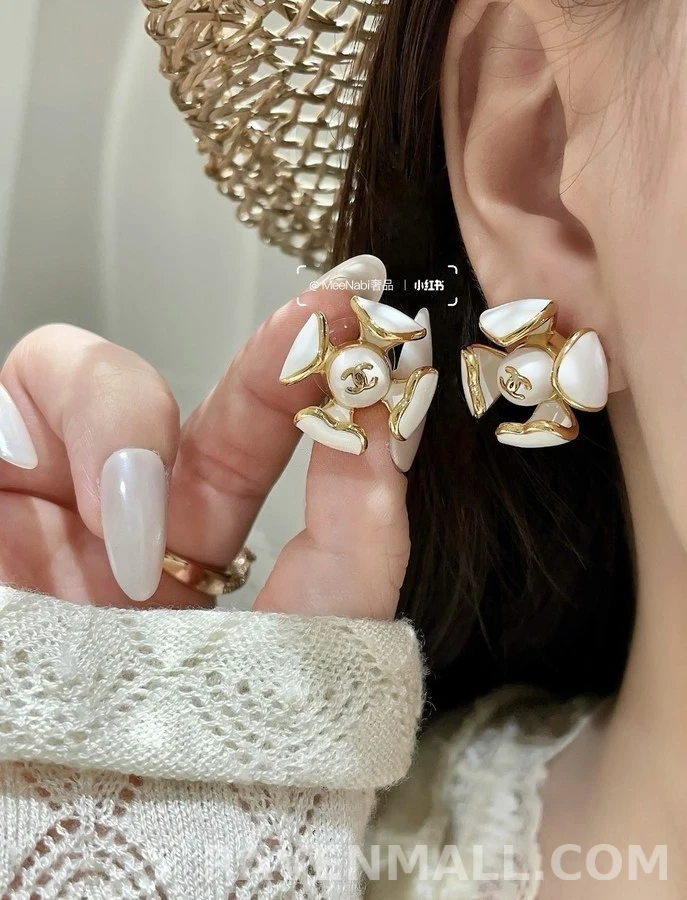 샤넬 샤넬 산차화 로고 스터드 귀걸이 상세 이미지