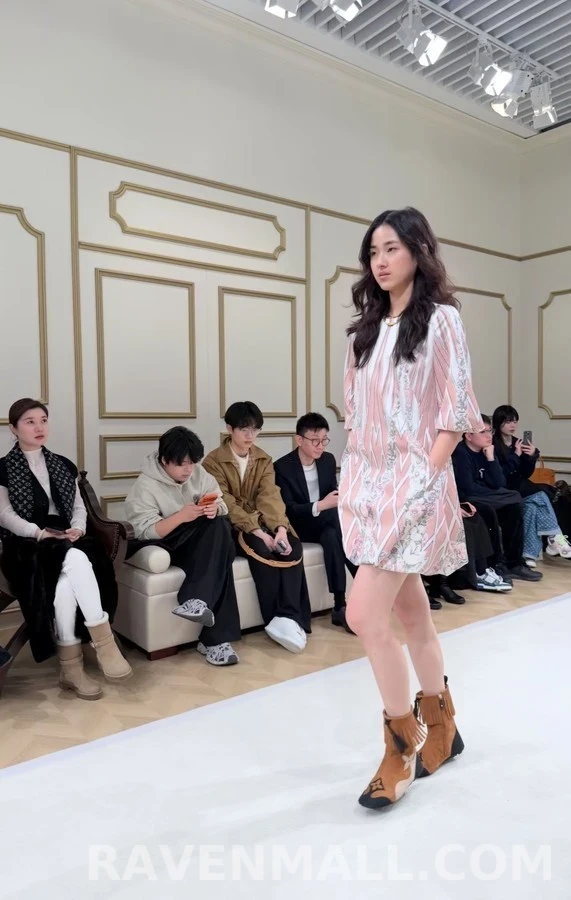 루이비통 루이비통 모노그램 술 장식 앵클 부츠 상세 이미지