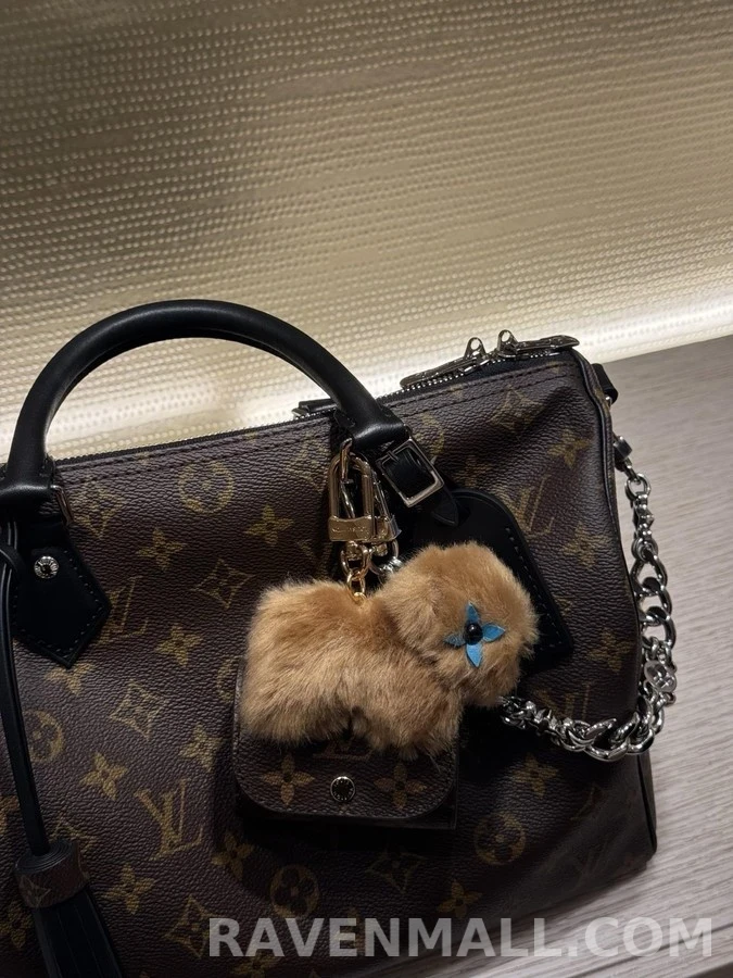 루이비통 루이비통 카피바라 퍼 모노그램 이어폰 파우치 키링 상세 이미지