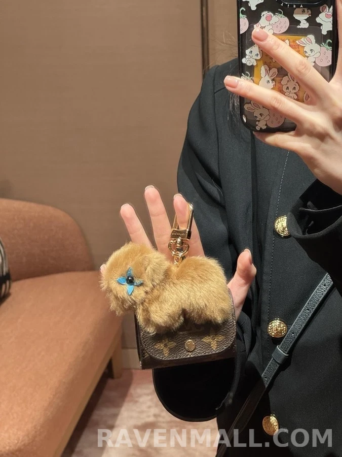 루이비통 루이비통 카피바라 퍼 모노그램 이어폰 파우치 키링 상세 이미지