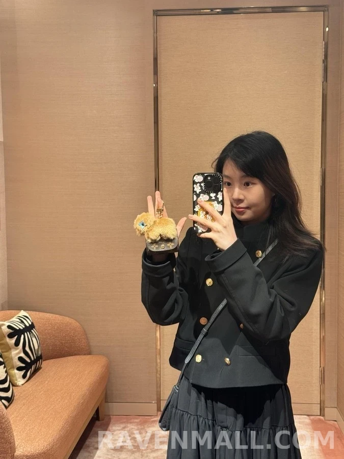 루이비통 루이비통 카피바라 퍼 모노그램 이어폰 파우치 키링 상세 이미지