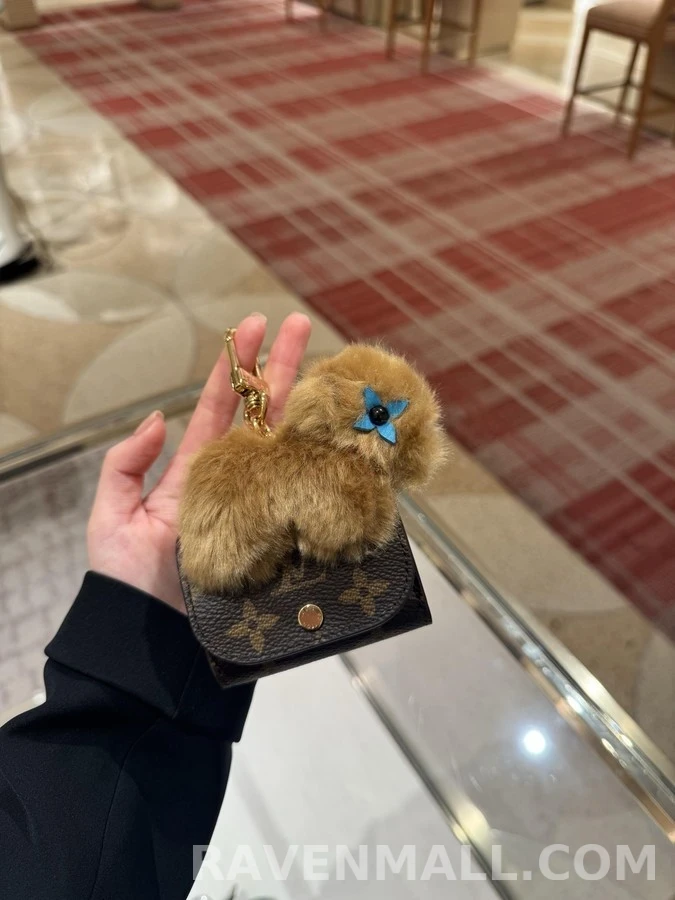 루이비통 루이비통 카피바라 퍼 모노그램 이어폰 파우치 키링 상세 이미지