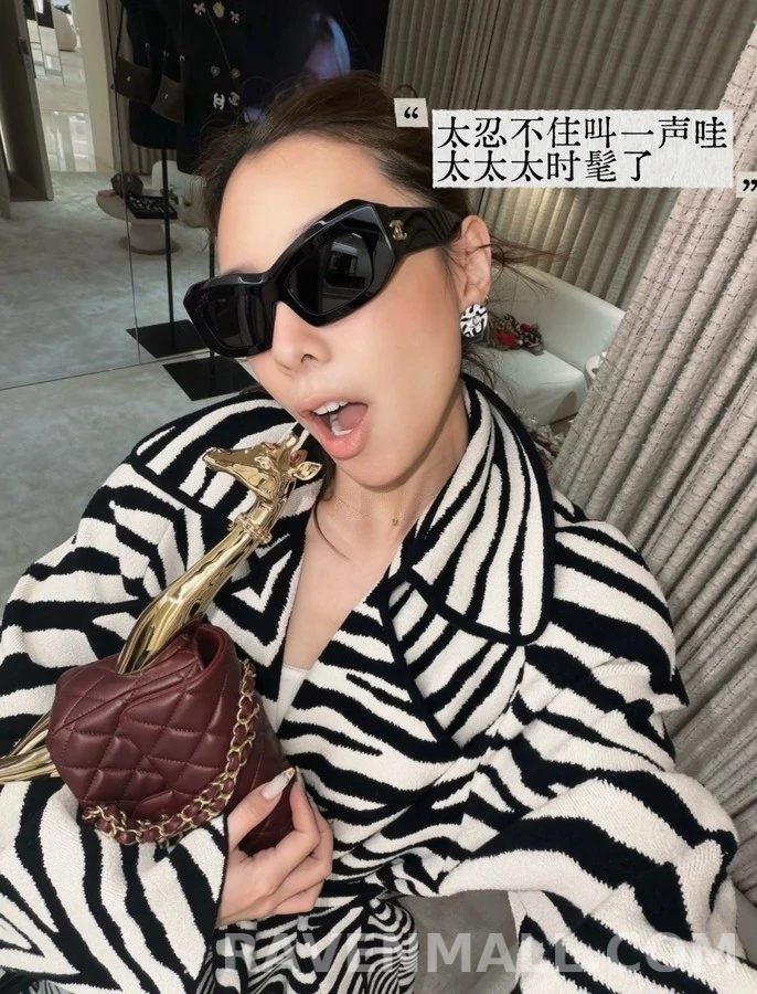 샤넬 샤넬 라운드 카우 패턴 귀걸이 상세 이미지