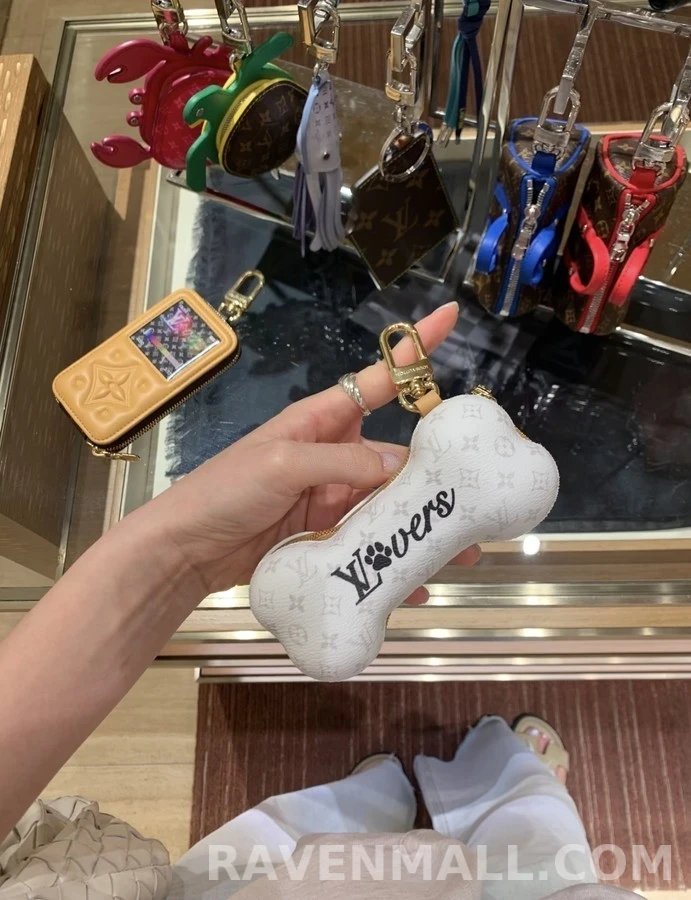 루이비통 루이비통 Lovers 모노그램 독본 파우치 키링 상세 이미지