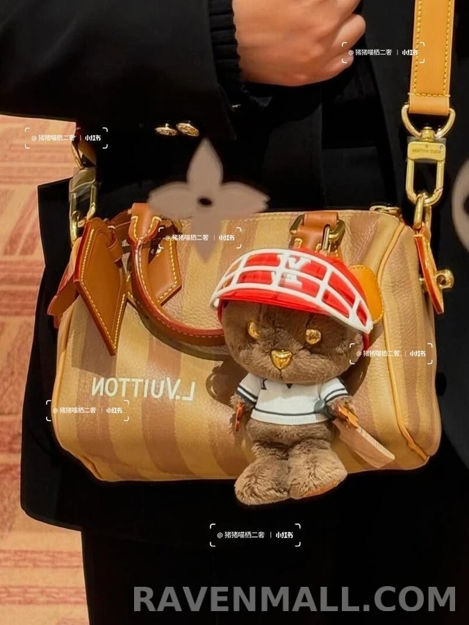 루이비통 루이비통 스트라이프 꿀벌 루이 베어 키링 상세 이미지