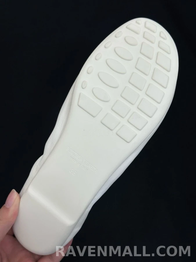 보테가베네타 보테가 베네타 플리츠 노트 플랫 상세 이미지
