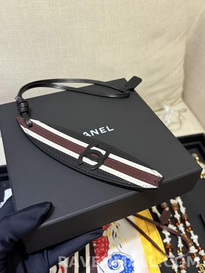 샤넬 샤넬 스트라이프 서프보드 펜던트 상세 이미지