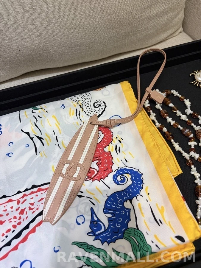 샤넬 샤넬 스트라이프 서프보드 백참 상세 이미지