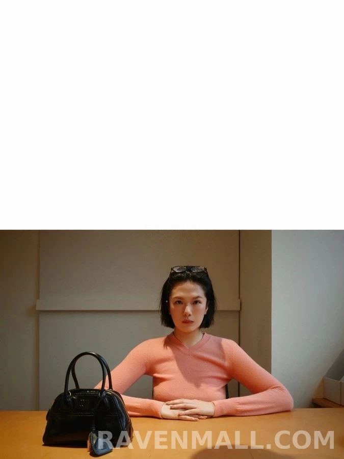 미우미우 미우미우 로고 V넥 스웨터 상세 이미지
