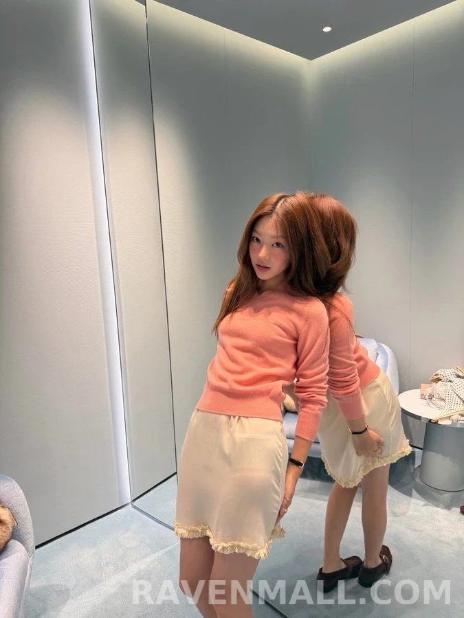 미우미우 미우미우 로고 V넥 스웨터 상세 이미지