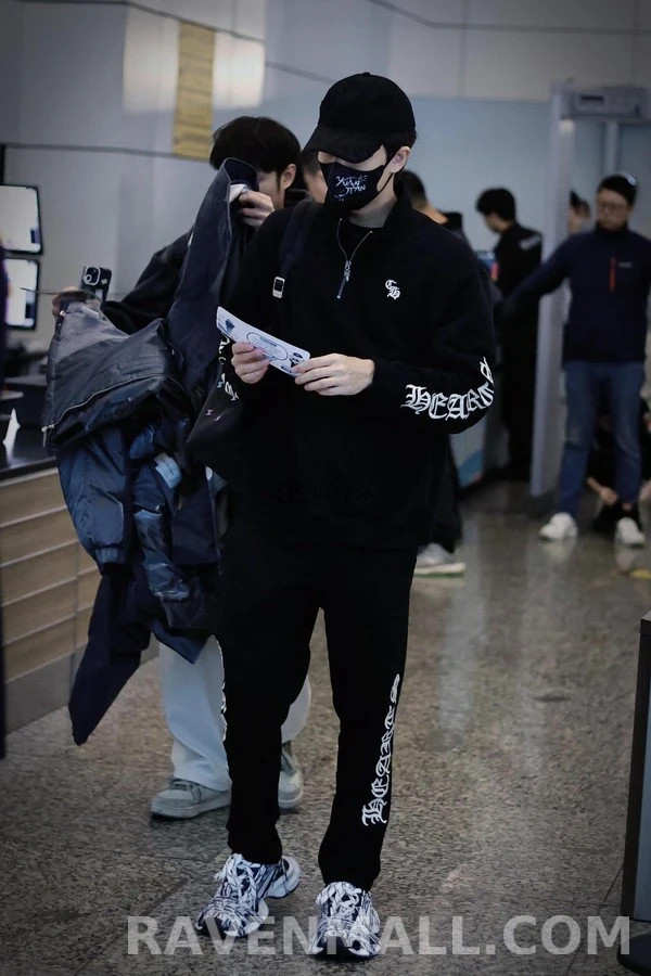크롬하츠 크롬하츠 고딕 레터링 쿼터집업 맨투맨 상세 이미지