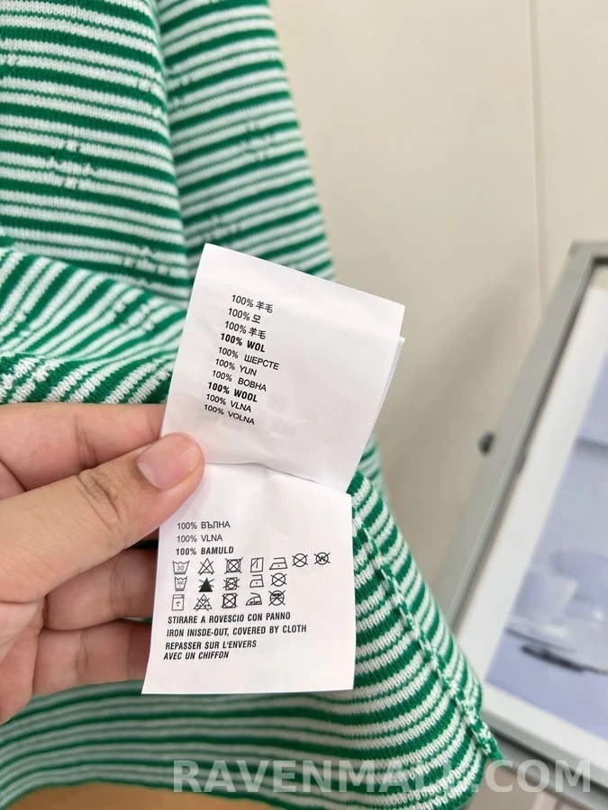 미우미우 미우미우 배색 스트라이프 로고 긴팔 티셔츠 상세 이미지