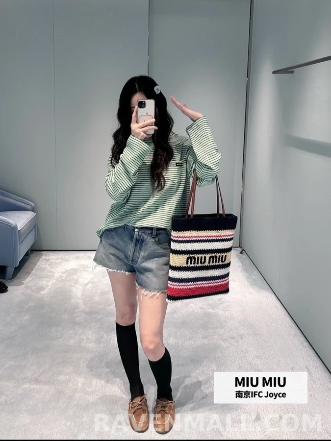 미우미우 미우미우 배색 스트라이프 로고 긴팔 티셔츠 상세 이미지