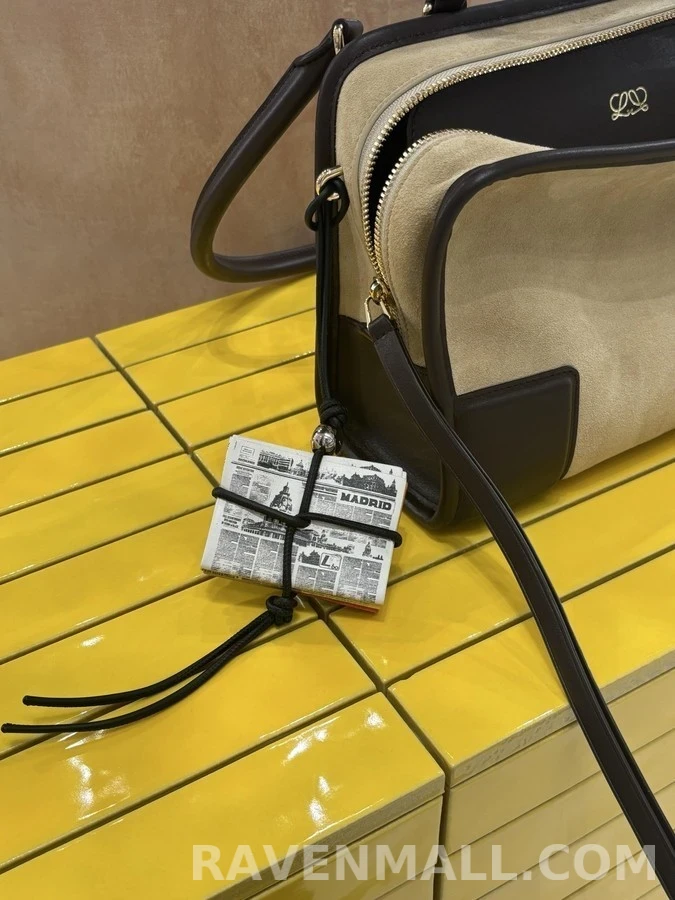 로에베 로에베 뉴스페이퍼 페블 키링 상세 이미지