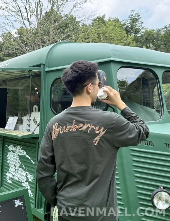 버버리 버버리 자수 레터링 긴팔 티셔츠 상세 이미지