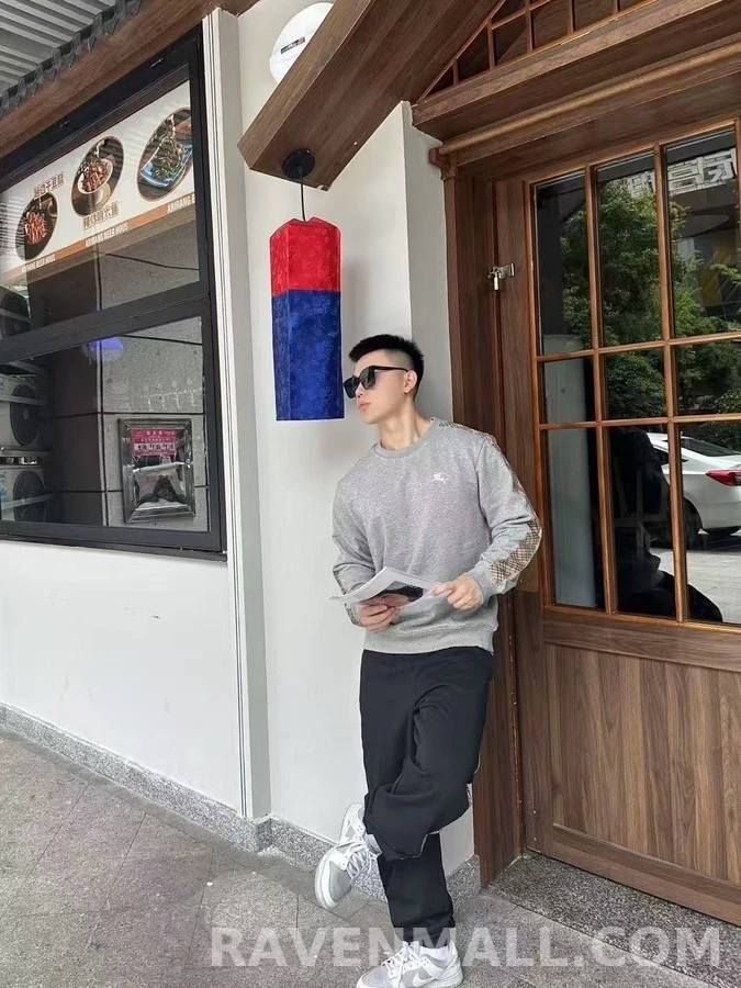 버버리 버버리 체크 스트라이프 로고 맨투맨 상세 이미지