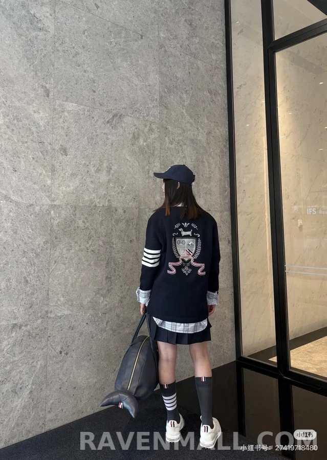 톰브라운 톰브라운 삼선 완장 엠블럼 가디건 상세 이미지