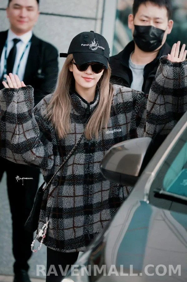 미우미우 미우미우 체크 로고 플리스 자켓 상세 이미지