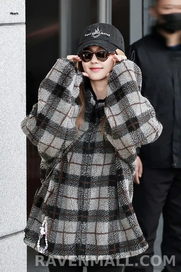 미우미우 미우미우 체크 로고 플리스 자켓 상세 이미지