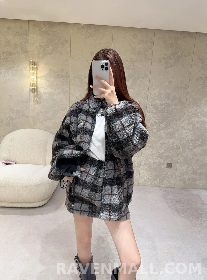 미우미우 미우미우 체크 로고 플리스 자켓 상세 이미지