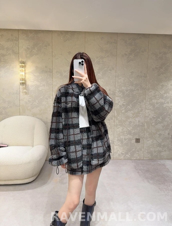 미우미우 미우미우 체크 로고 플리스 자켓 상세 이미지