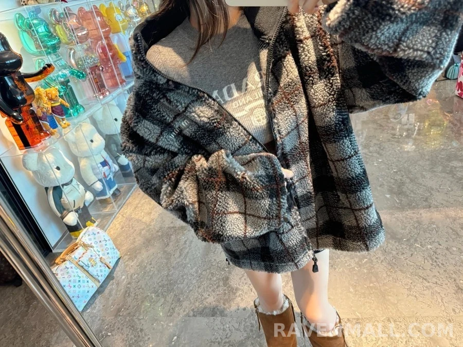 미우미우 미우미우 체크 로고 플리스 자켓 상세 이미지