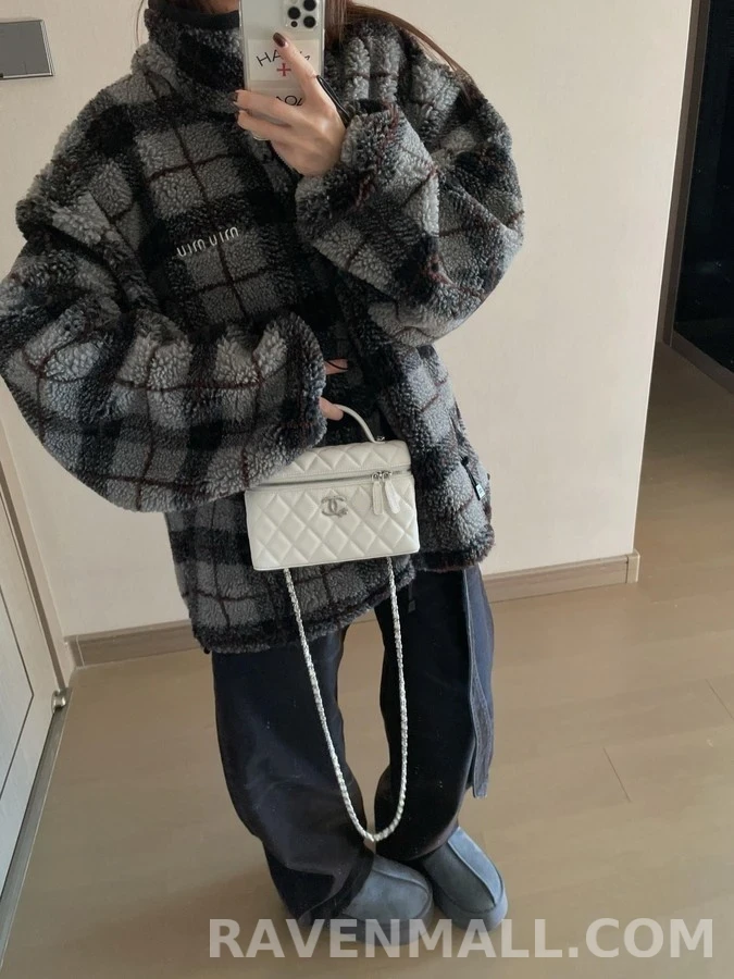 미우미우 미우미우 체크 로고 플리스 자켓 상세 이미지