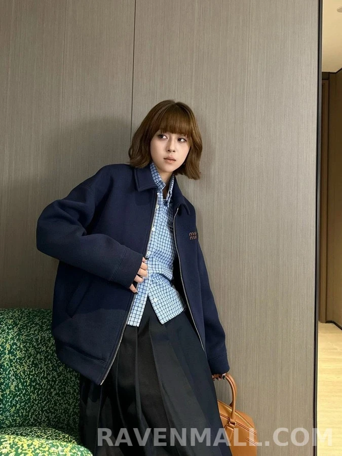 미우미우 미우미우 자수 로고 칼라 집업 상세 이미지