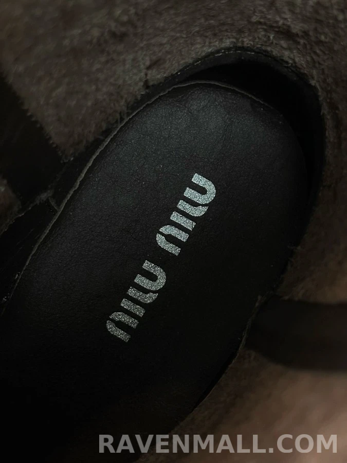 미우미우 미우미우 라운드 토 엠보싱 풀탭 워크웨어 부츠 상세 이미지