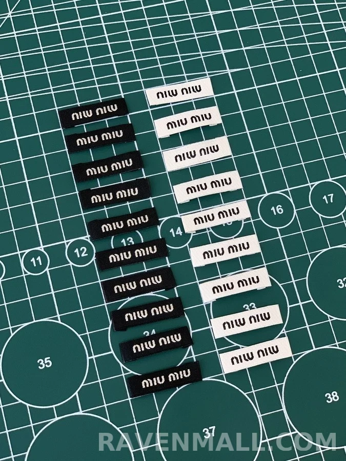 미우미우 미우미우 로고 헤어 타이 상세 이미지
