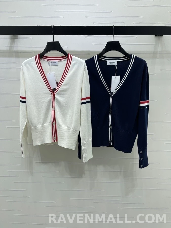 톰브라운 톰브라운 세일보트 자수 V넥 가디건 상세 이미지