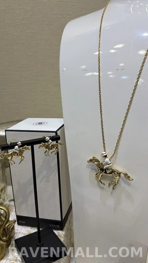 샤넬 샤넬 더블 C 말 기수 에나멜 펜던트 목걸이 상세 이미지