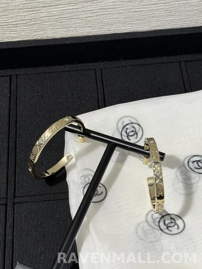 샤넬 샤넬 퀼팅 로고 크리스탈 후프 귀걸이 상세 이미지