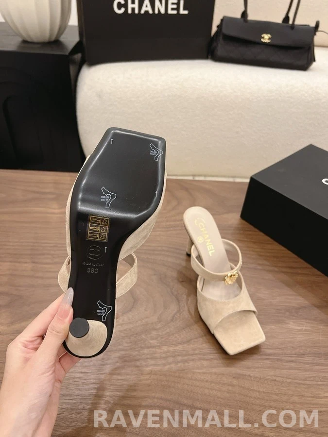 샤넬 샤넬 로고 플라워 스웨이드 뮬 힐 상세 이미지