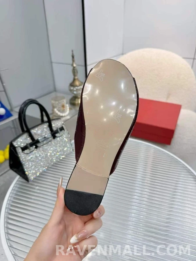 발렌티노 발렌티노 V 로고 크록 엠보 슬라이드 샌들 상세 이미지