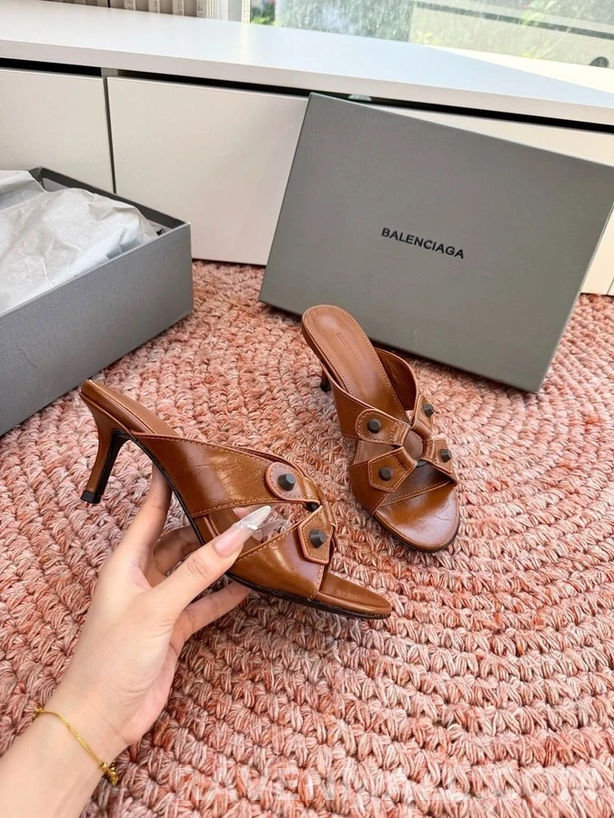 발렌시아가 발렌시아가 스터드 스트랩 뮬 힐 상세 이미지