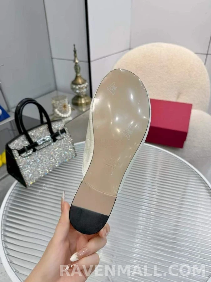 발렌티노 발렌티노 크록 엠보싱 메탈 로고 뮬 샌들 상세 이미지