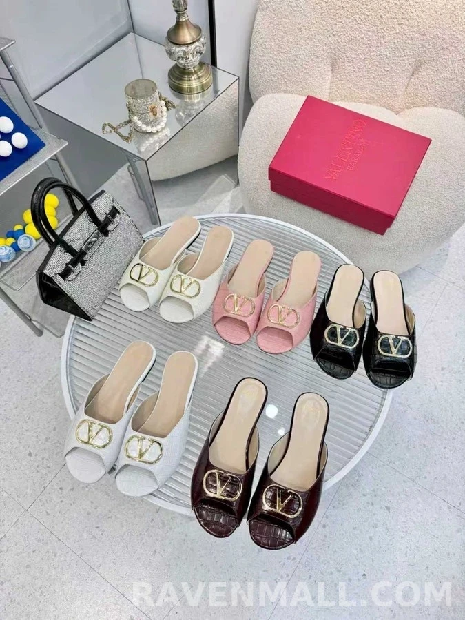 발렌티노 발렌티노 크록 엠보싱 메탈 로고 뮬 샌들 상세 이미지