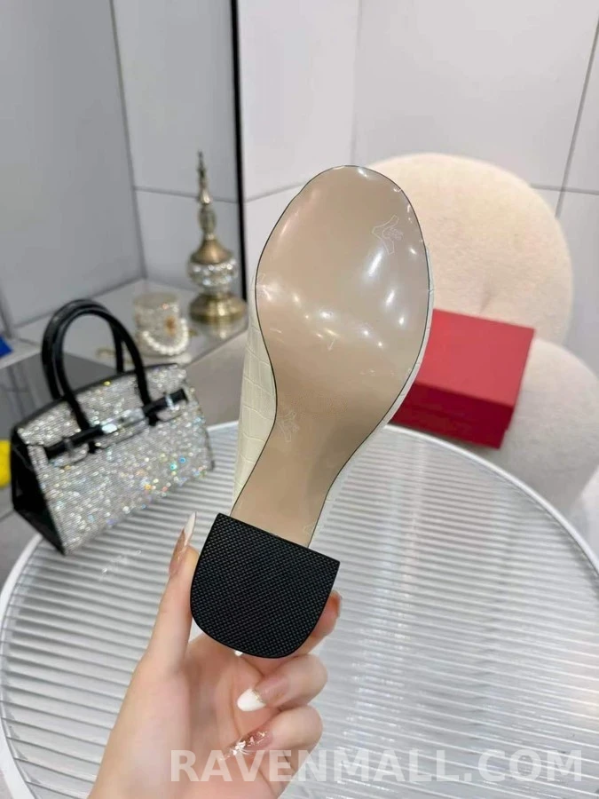발렌티노 발렌티노 V 로고 엠보싱 샌들 상세 이미지