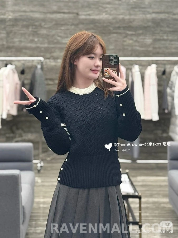 톰브라운 톰브라운 꽈배기 펀칭 니트 스웨터 상세 이미지