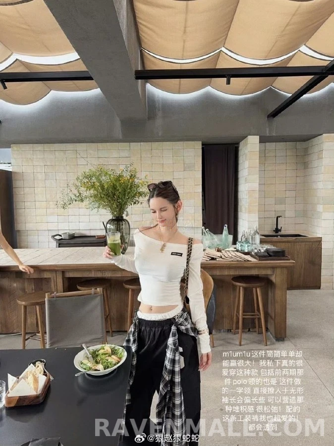미우미우 미우미우 레터링 로고 오프숄더 긴팔 티셔츠 상세 이미지