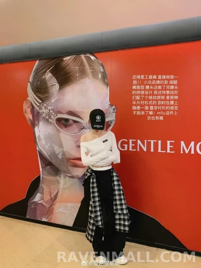 미우미우 미우미우 레터링 로고 오프숄더 긴팔 티셔츠 상세 이미지