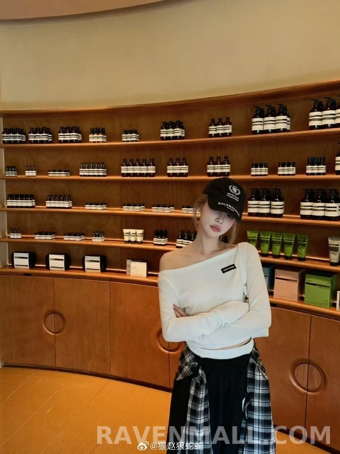 미우미우 미우미우 레터링 로고 오프숄더 긴팔 티셔츠 상세 이미지